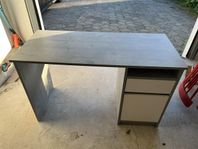 Skrivbord BILLUND från JYSK – betonggrå/vit, 120 cm