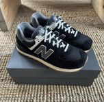 New Balance 574, svarta sneakers – storlek 42,5