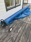 Poolrulle med solskydd