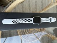 Apple Watch Series 4 - Nike+ Edition - 40mm