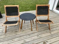 ElsaForm stolar med tillhörande bord.