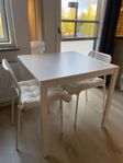 Bord och två stolar