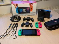 Nintendo Switch med flera kontroller och tillbehör