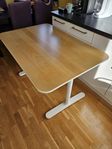 Vit IKEA skrivbord bekant 120x80cm vit/trä 