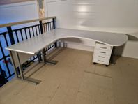 Hörnskrivbord med avlastningsbord och låsbar lådhurts