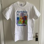 Vintage Delta vit t-shirt, strl M ’NYC marathon’ från 1