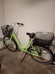 Grön treväxlad elcykel