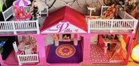 Barbiehus med flera Barbiedockor