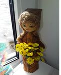 Charmig näverdocka me soliga blommor i näverväggvas ( 99