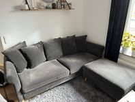 Soffa i mörkgrått tyg