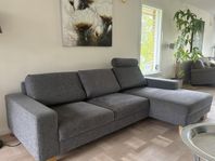 Grå soffa med divan  och Nackstöd