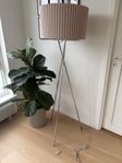 Modern och stilren golvlampa