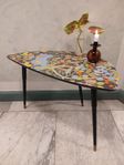 Sidobord Lövbacken med Josef Frank "Paradiset" tapet