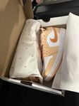 Air Jordan Low strl 37