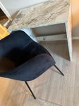 skrivbord hylla och stol 