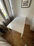 vitt matbord, soffbord i glas, mosaik bord och stolar 