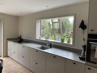 Exklusiv Corian bänkskiva – ny, okapad (ord. pris 37 000 