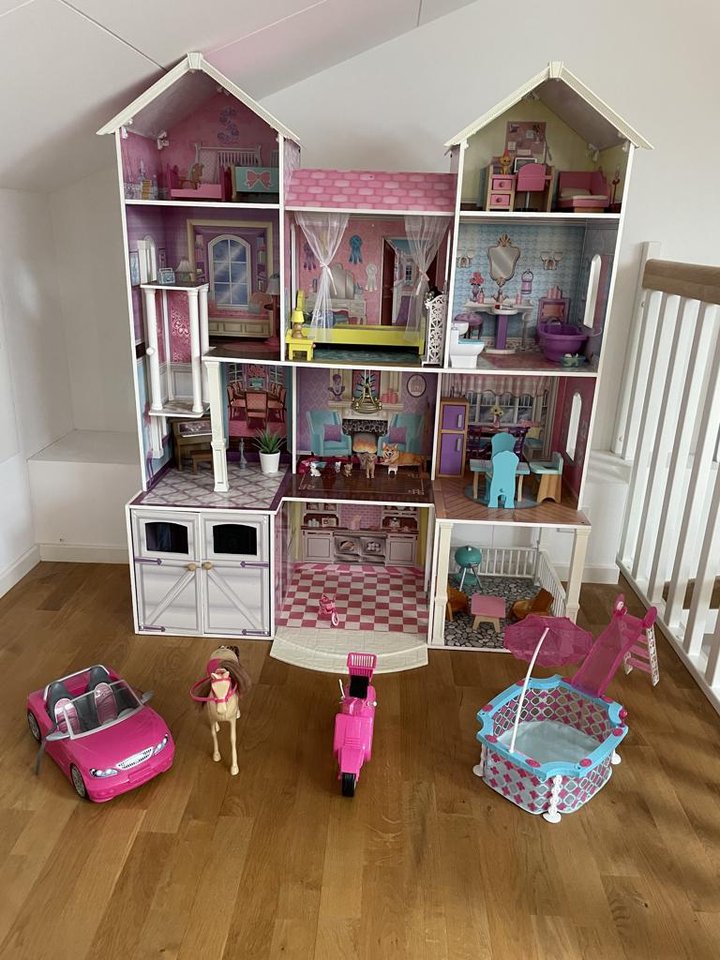Stort barbiehus med mycket ti...