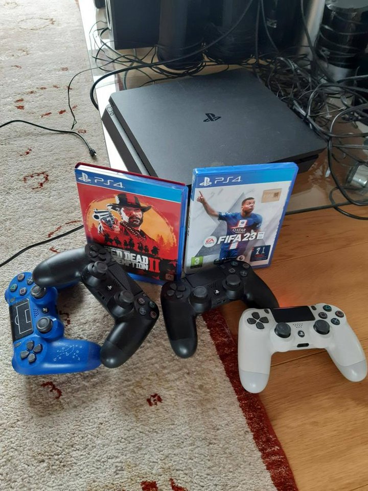 Playstation 4 slim 4 kontroll...
