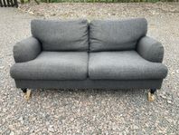 Bekväm och robust 2sits mörkgrå Howard soffa i bra kondit