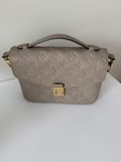 Louis Vuitton Pochette Metis 