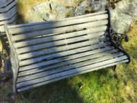 Gjutjärnsbänk med eksits och ryggstöd 