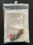 Broderikit - Vacker blommig duk 105x105 med spets