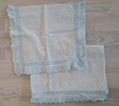 Broderat lakan och örngott till barnsäng