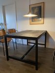 Matbord från Nordic Furniture Group, ”vintage lakrits”