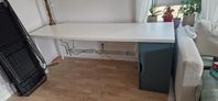 skrivbord och skrivbordsstol