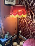 Antik golvlampa med röd sammetsskärm.