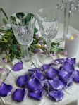 2000 styck vackra lila/lavendel färgade rosenblad