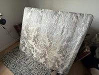 Sänkt pris! Sängkappa & gavel i Designers Guild tyg