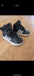 Adidas barnskor i storlek 22