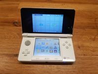 Nintendo 3DS med laddare