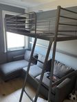 våningssäng och soffa 