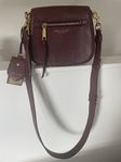 Marc Jacobs Gotham Saddle Crossbody – Vinröd