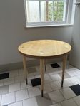 Runt bord i massiv björk