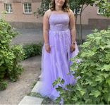 Lila balklänning i tyll och broderi