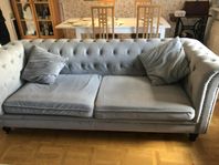 Grå sammets chesterfield soffa 
