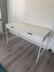 skrivbord 132*60 höjd 77