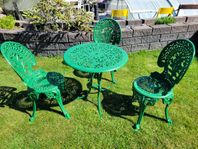 Cafégrupp- Bord och 3 stolar i gjuten aluminium/ gjutjärn 