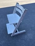 Stokke Tripp Trapp stol – vit, sliten men fullt fungerande