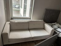 Beige 3-sits soffa från Mio Möbler.
