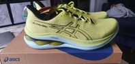 Helt nya oanvända Asics Gel Kinsei Max i storlek 47