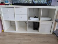 Vit Kallax hylla med lådor
