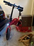 dyu elcyckel, laddare ingår.