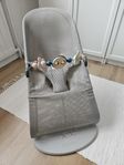 BabyBjörn Bliss Babysitter Mesh, gråbeige