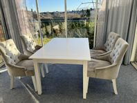 Bord och fyra stolar 