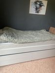 Säng med utdragsmadrass och förvaringslådor 